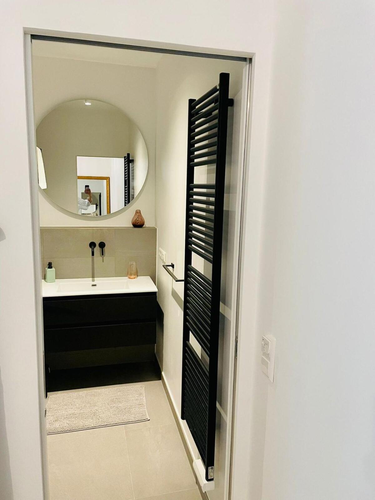 Apartamento Comfortable 1 Bedroom W Terrace & Parking-chiny1 *
