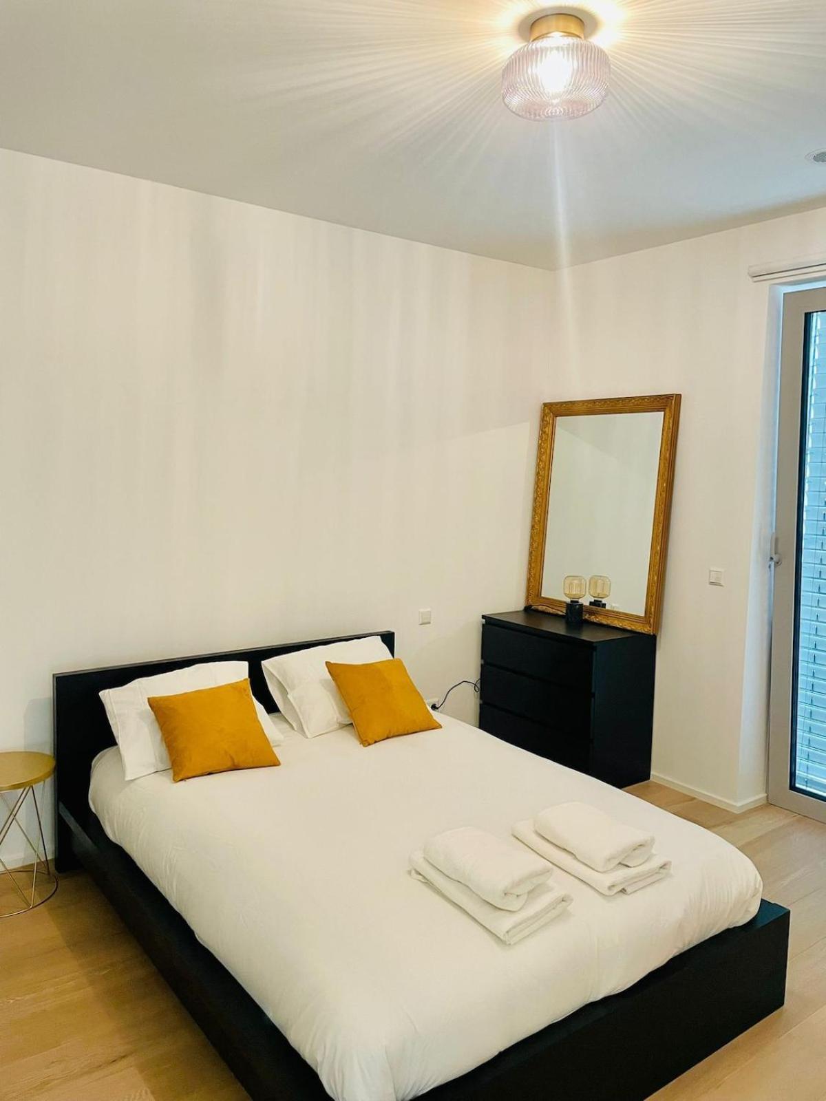 Comfortable 1 Bedroom W Terrace & Parking-chiny1 Apartamento *